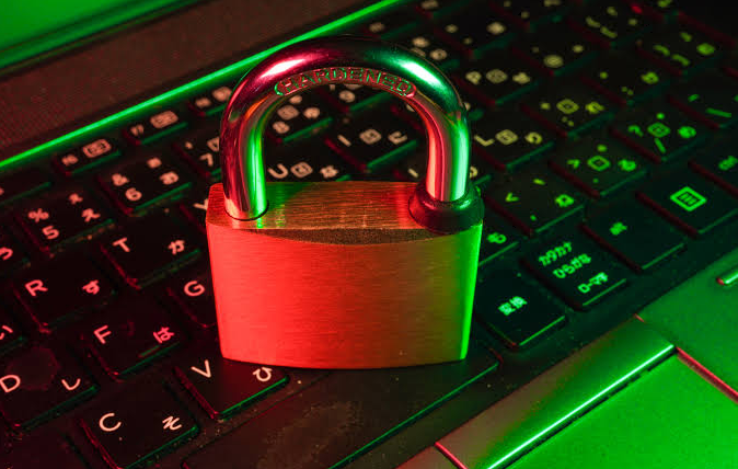 Czy kiedykolwiek zastanawiałaś się, jak wielu ludzi tracąc sen z powodu obaw o bezpieczeństwo ich danych online? Hakerzy i cyberprzestępcy pracują przez całą dobę, szukając sposobów na dostęp do twoich osobistych informacji. Jednak posiadanie solidnego systemu ochrony, takiego jak Bitdefender, zmienia całą sytuację i daje ci prawdziwy spokój ducha, który jest nieoceniony w dzisiejszym świecie zagrożeń. Bezpieczeństwo cyfrowe to nie jest temat dla ekspertów technicznego. To dotyczy każdego z nas, niezależnie od naszych umiejętności komputerowych. Dzieci, którzy uczą się online, dorośli pracujący z domu, emeryci odkrywający internet – wszyscy potrzebujemy ochrony. Cyberprzestępcy nie dyskryminują – atakują każdego bez względu na wiek czy zajęcie, dlatego każdy jest potencjalnym celem.