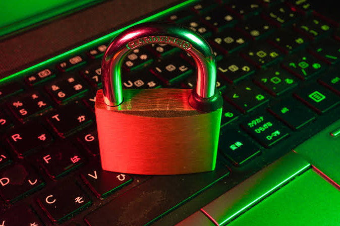 Czy kiedykolwiek zastanawiałaś się, jak wielu ludzi tracąc sen z powodu obaw o bezpieczeństwo ich danych online? Hakerzy i cyberprzestępcy pracują przez całą dobę, szukając sposobów na dostęp do twoich osobistych informacji. Jednak posiadanie solidnego systemu ochrony, takiego jak Bitdefender, zmienia całą sytuację i daje ci prawdziwy spokój ducha, który jest nieoceniony w dzisiejszym świecie zagrożeń. Bezpieczeństwo cyfrowe to nie jest temat dla ekspertów technicznego. To dotyczy każdego z nas, niezależnie od naszych umiejętności komputerowych. Dzieci, którzy uczą się online, dorośli pracujący z domu, emeryci odkrywający internet – wszyscy potrzebujemy ochrony. Cyberprzestępcy nie dyskryminują – atakują każdego bez względu na wiek czy zajęcie, dlatego każdy jest potencjalnym celem.