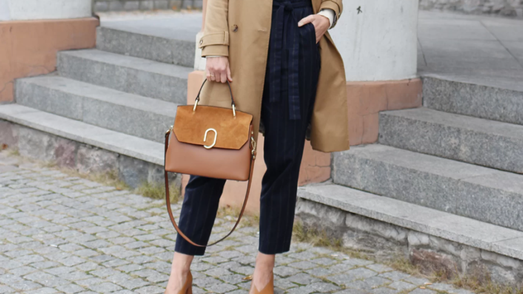 Mówimy o Paryżu, mamy na myśli mowę, elegancję i niedościgniony styl elegancji. I żaden aspekt paryskiej mowy nie jest bardziej wyrafinowany niż jej moda i akcesoria. Od czapek po dodatki, każda rzecz jest wyjątkowa i nosiła imienierny charakter artystacji najwyższego poziomu. Paryskie.pl to platforma, która przynosi Ci autentyczne paryskie trendy, które pasjonują ludzi na ulicach Paryża, a nie tylko na podiumach międzynarodowych pokazów mody i fashion weeków. To jest miejsce, gdzie vintage spotyka się ze współczesnym, gdzie tradycja spotkyka się z innowacją, i gdzie styl jest ważniejszy niż marki i szukańce statusu społecznego lub prestiżu finansowego.