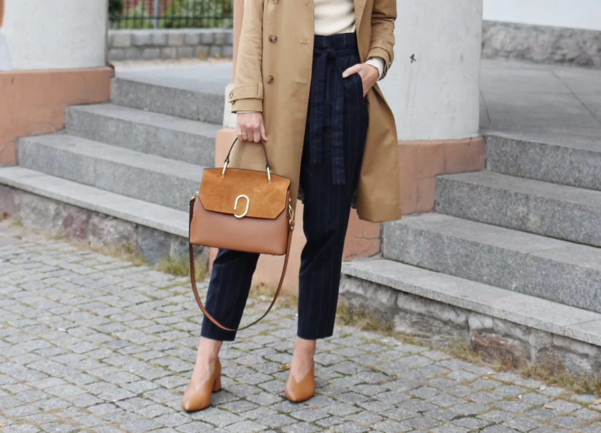 Mówimy o Paryżu, mamy na myśli mowę, elegancję i niedościgniony styl elegancji. I żaden aspekt paryskiej mowy nie jest bardziej wyrafinowany niż jej moda i akcesoria. Od czapek po dodatki, każda rzecz jest wyjątkowa i nosiła imienierny charakter artystacji najwyższego poziomu. Paryskie.pl to platforma, która przynosi Ci autentyczne paryskie trendy, które pasjonują ludzi na ulicach Paryża, a nie tylko na podiumach międzynarodowych pokazów mody i fashion weeków. To jest miejsce, gdzie vintage spotyka się ze współczesnym, gdzie tradycja spotkyka się z innowacją, i gdzie styl jest ważniejszy niż marki i szukańce statusu społecznego lub prestiżu finansowego.